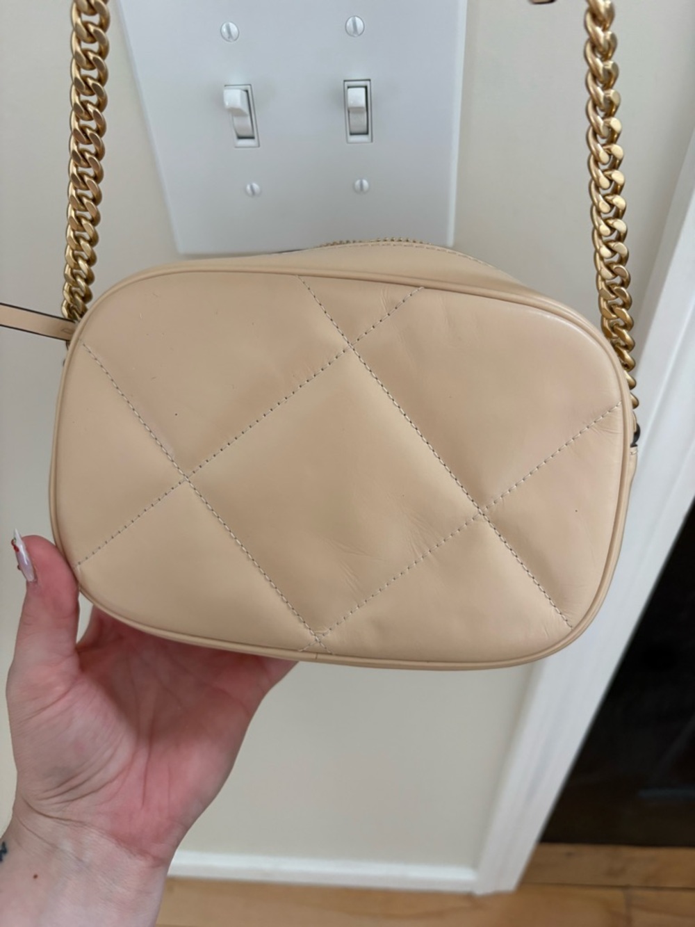 Tory Burch Beige Quilted Crossbody with Gold Chain Strap and Detailing - Picture 2 of 5